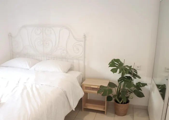 Beautiful 1 Bedroom Apartment Next To Hacarmel Market And The Royal Beach