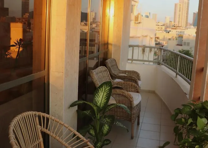 Beautiful 1 Bedroom Apartment Next To Hacarmel Market And The Royal Beach
