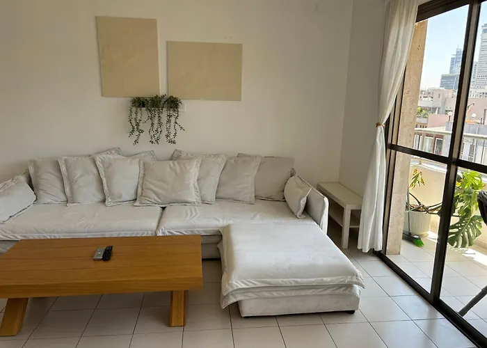 Beautiful 1 Bedroom Apartment Next To Hacarmel Market And The Royal Beach