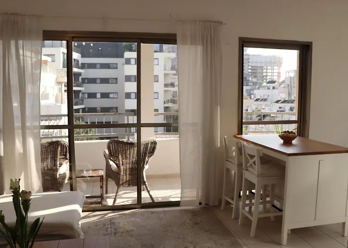 Beautiful 1 Bedroom Apartment Next To Hacarmel Market And The Royal Beach